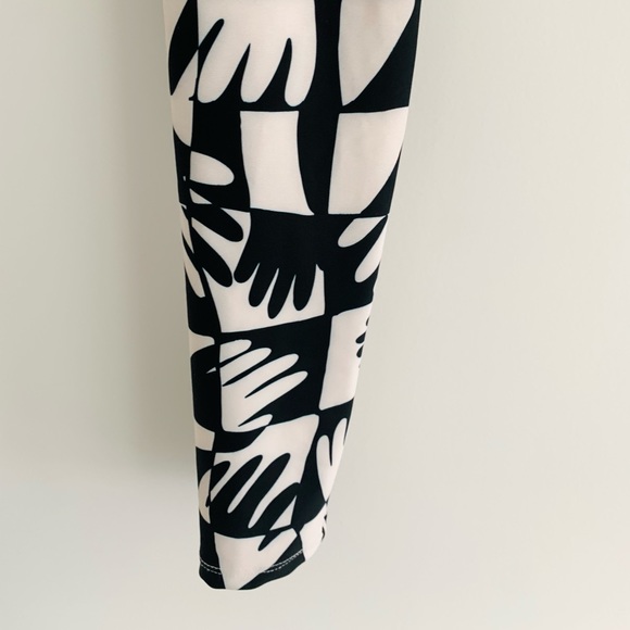 DAZEY LA HAND PRINT LEGGINGS - BLACK & WHITE - Picture 8 of 9